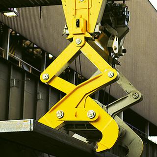 Scissor-type mechanical double ingot tong with motorised adjustment of gripping width