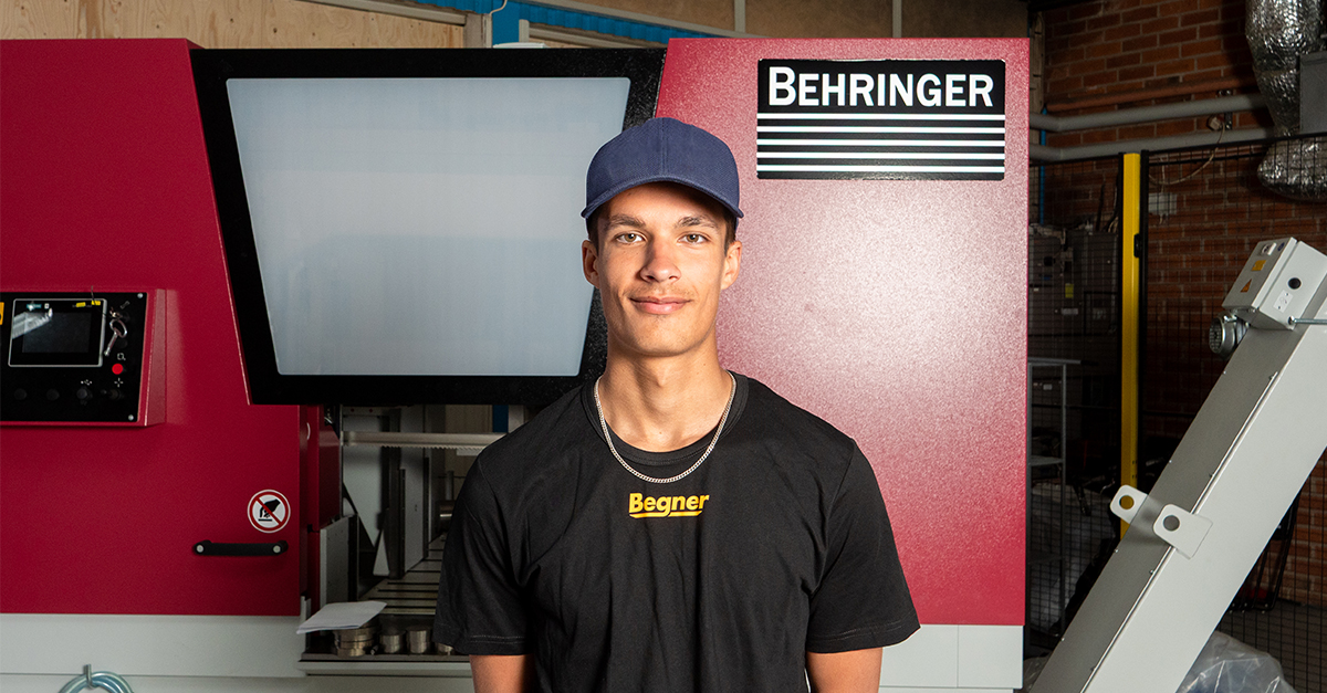 Leo in front of a Behringer bandsaw